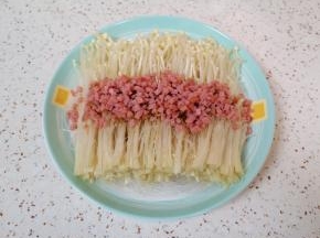 放在金针菇上面。