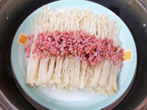 将粉丝金针菇放入蒸锅，大火烧开以后转中火蒸10分钟关火。