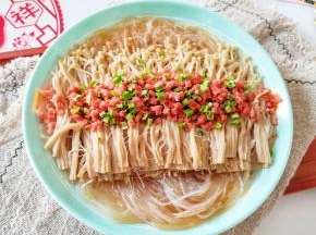 撒上蒜苗碎即可。