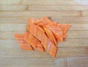 胡萝卜切成片。