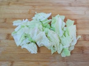 白菜叶切碎。