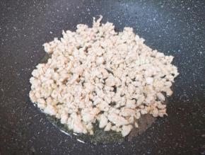 炒锅内倒多一点的食用油烧热，下入肉末煸炒熟。