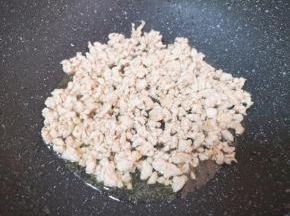 炒锅内倒多一点的食用油烧热，下入肉末煸炒熟。