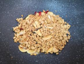 加入酱油翻炒均匀。