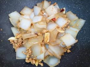 翻炒至焖子变至半透明状。