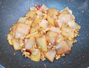 放一点点老抽上色。