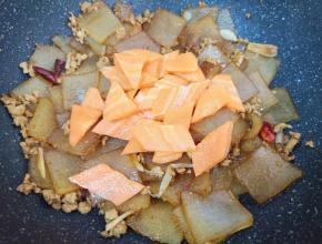 下入胡萝卜翻炒均匀。