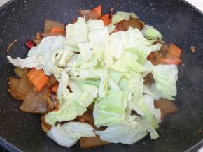 下入白菜叶翻炒均匀。