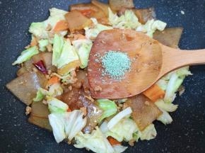 放蔬之鲜增加口感，翻炒均匀出锅。