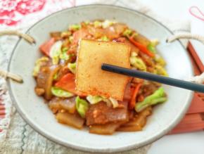 夹一片炒好的焖子尝尝，软糯又有嚼劲，特别好吃。