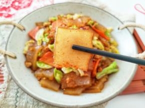 夹一片炒好的焖子尝尝，软糯又有嚼劲，特别好吃。
