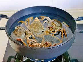 毛蟹用牙刷洗干净后，放入锅中焯水，这样更卫生一些。