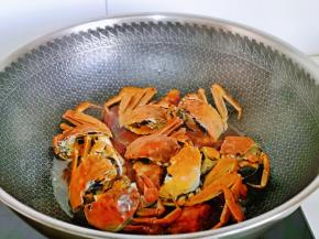 大约炖了35分钟，排骨酥烂啦！将蟹摆放再排骨上面，小火继续炖煮10分钟。