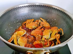 10分钟后蟹好啦，大火收汁至浓稠，撒上白芝麻关火出锅。