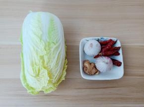 挑选新鲜的小白菜。