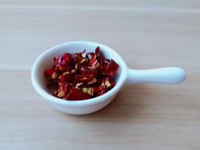 泡好的干辣椒切成小段。