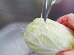 白菜一片片叶子洗干净。