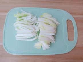 白菜帮切寸断。