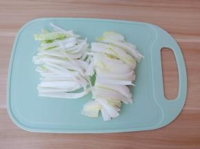 白菜帮切寸断。