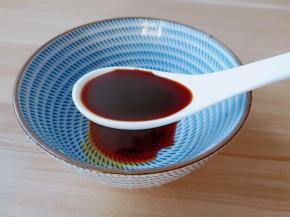 碗里放2勺生抽。