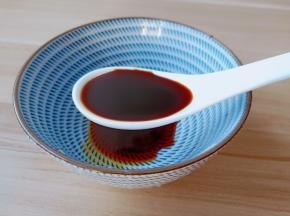 碗里放2勺生抽。