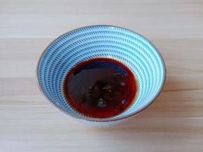 用勺子拌一下备用。