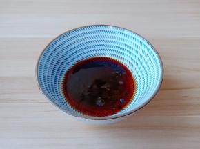 用勺子拌一下备用。