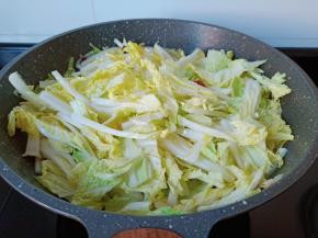 加入白菜叶用铲子翻炒均匀。