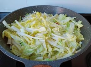 加入白菜叶用铲子翻炒均匀。