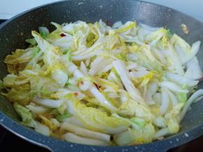 翻炒到白菜叶微软。