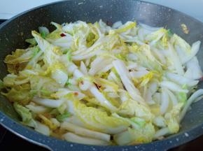 翻炒到白菜叶微软。