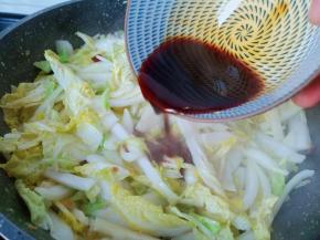 淋入拌好的调味料汁。