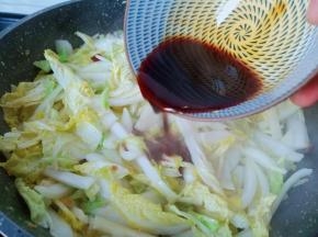 淋入拌好的调味料汁。