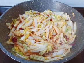 开大火快速将调味料翻炒均匀，即可起锅。