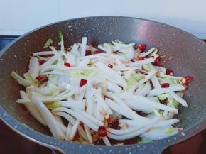 放入白菜帮翻炒一下。