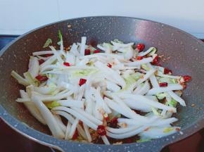 放入白菜帮翻炒一下。