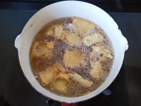 筷子试一下油温冒泡泡就可以炸带鱼了。