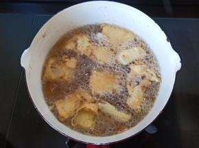 筷子试一下油温冒泡泡就可以炸带鱼了。