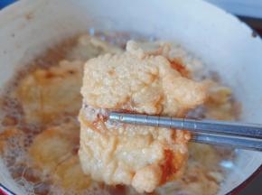 炸到金黄色捞出控油。