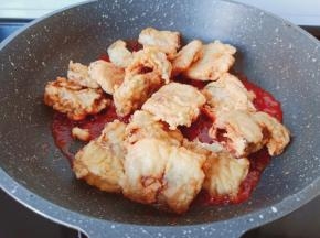 加入炸好的带鱼。