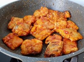 快速翻炒均匀，让每根带鱼都裹上番茄酱。