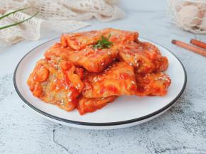 浓浓的番茄酱汁包裹着带鱼。