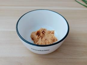 花生酱放入大一点的碗里。