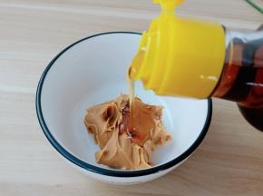 加芝麻油稀释花生酱或者热水分次拌。