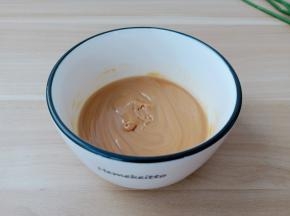 筷子顺时针搅拌花生酱稀释开。