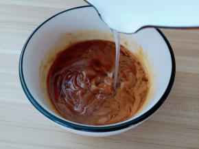 加煮面的面汤热水稀释成自己想要的粘稠度。