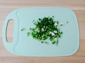 小香葱切成末。