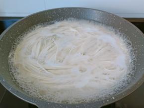 锅里水开下挂面大火煮。