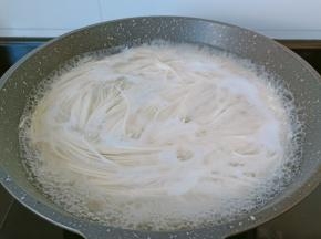 锅里水开下挂面大火煮。