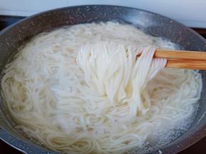 挂面煮好关火。